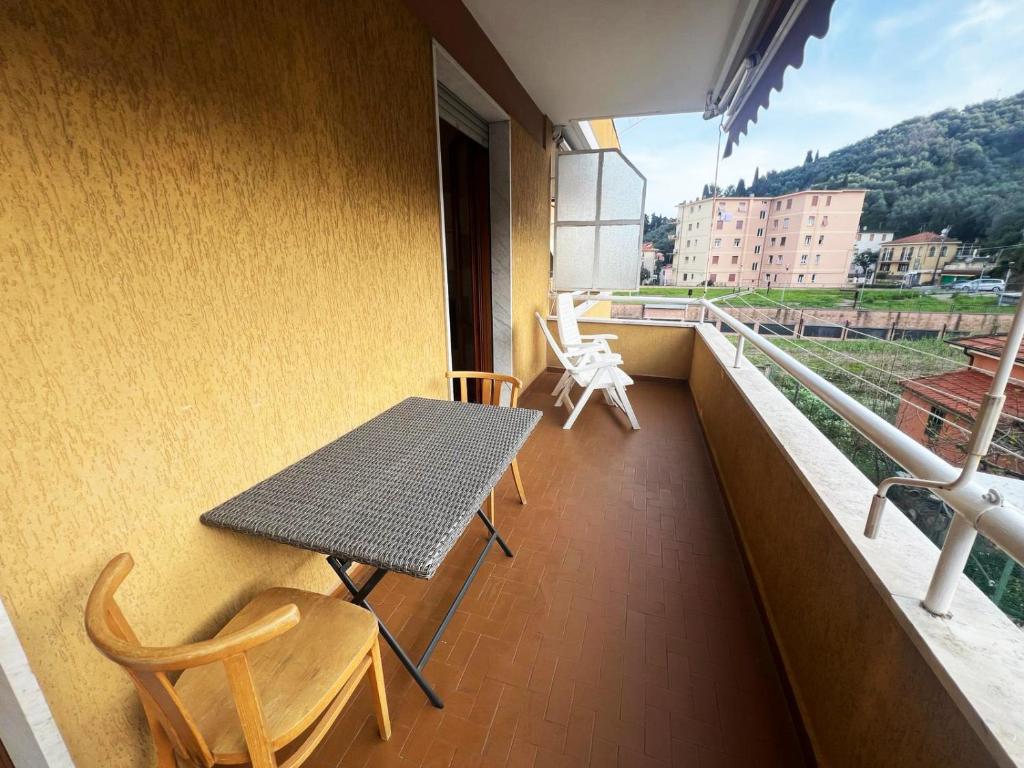 einen Balkon mit einem Tisch und Stühlen in der Unterkunft Trilocale Bagnara - San Terenzo, Lerici in Lerici