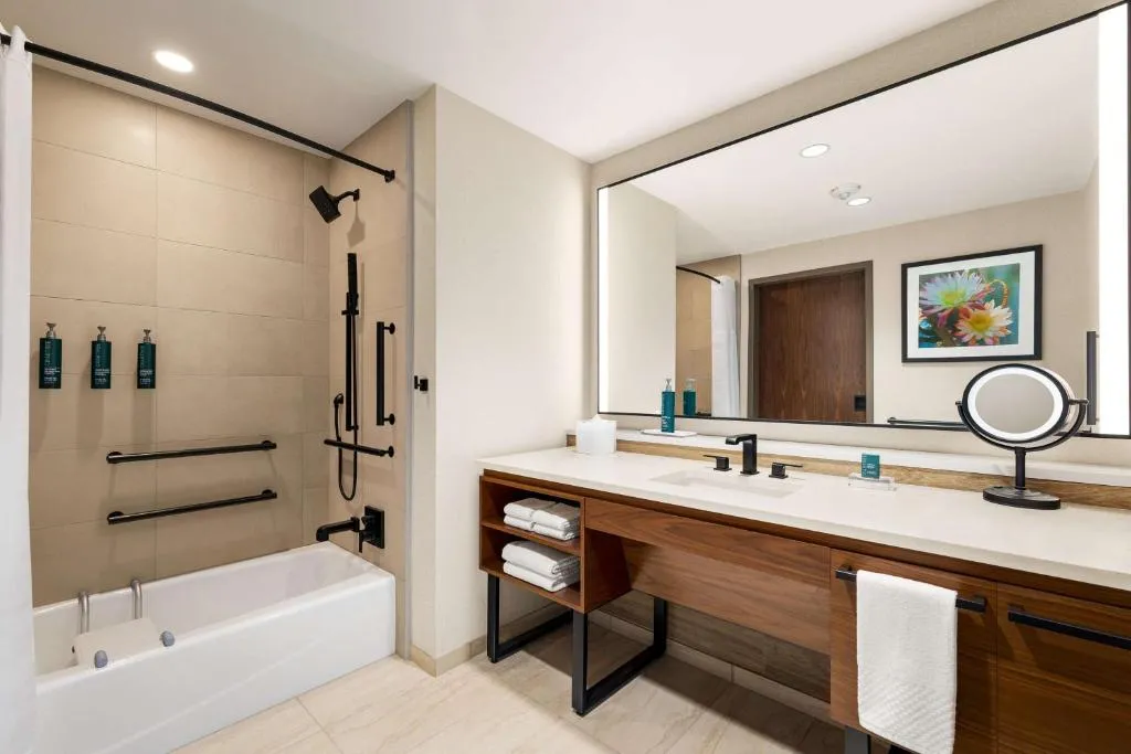 King Room with Tub - Mobility and Hearing Access