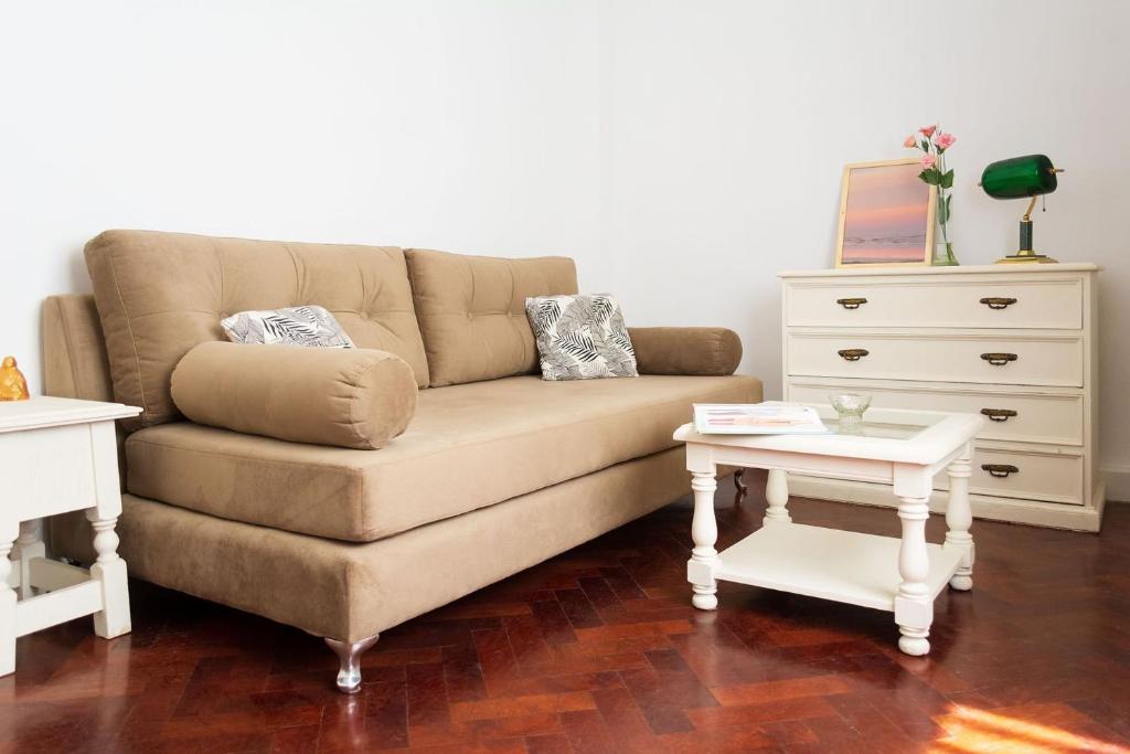 sala de estar con sofá y mesa en ¡Cómodo y tranquilo en zona privilegiada en Palermo! en Buenos Aires
