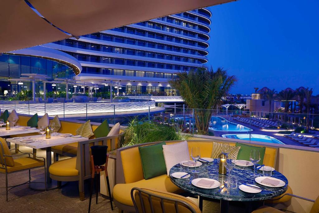 Bazén v ubytování Waldorf Astoria Doha Lusail nebo v jeho okolí