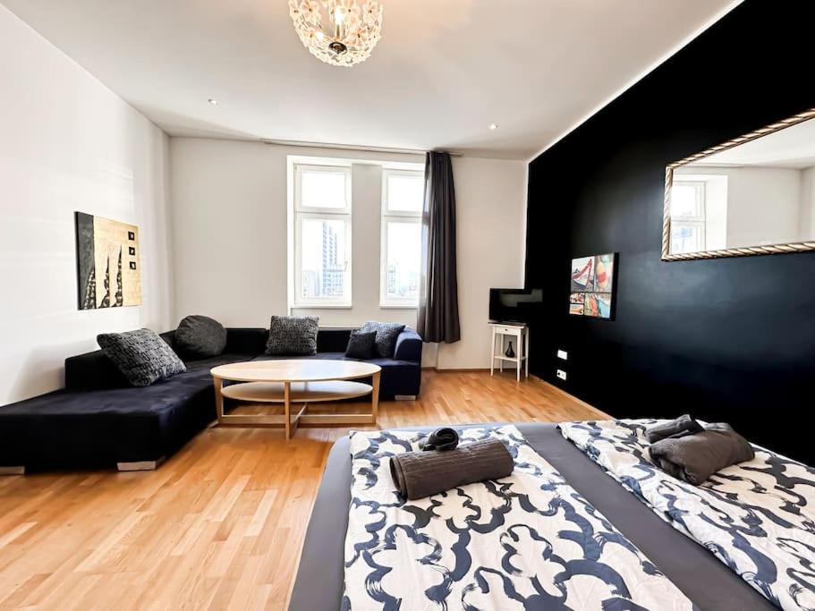 ein Schlafzimmer mit einem Bett und ein Wohnzimmer in der Unterkunft W Apartment - Brigittenau Area MM29 in Wien