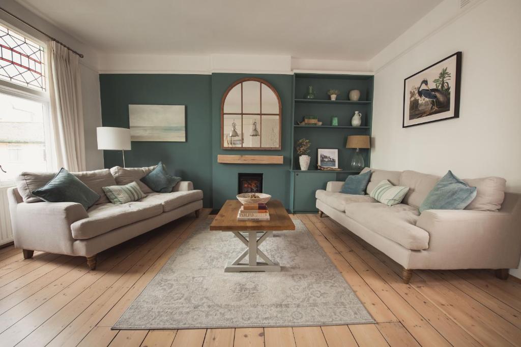 uma sala de estar com dois sofás e uma mesa em Fairhaven em Dartmouth