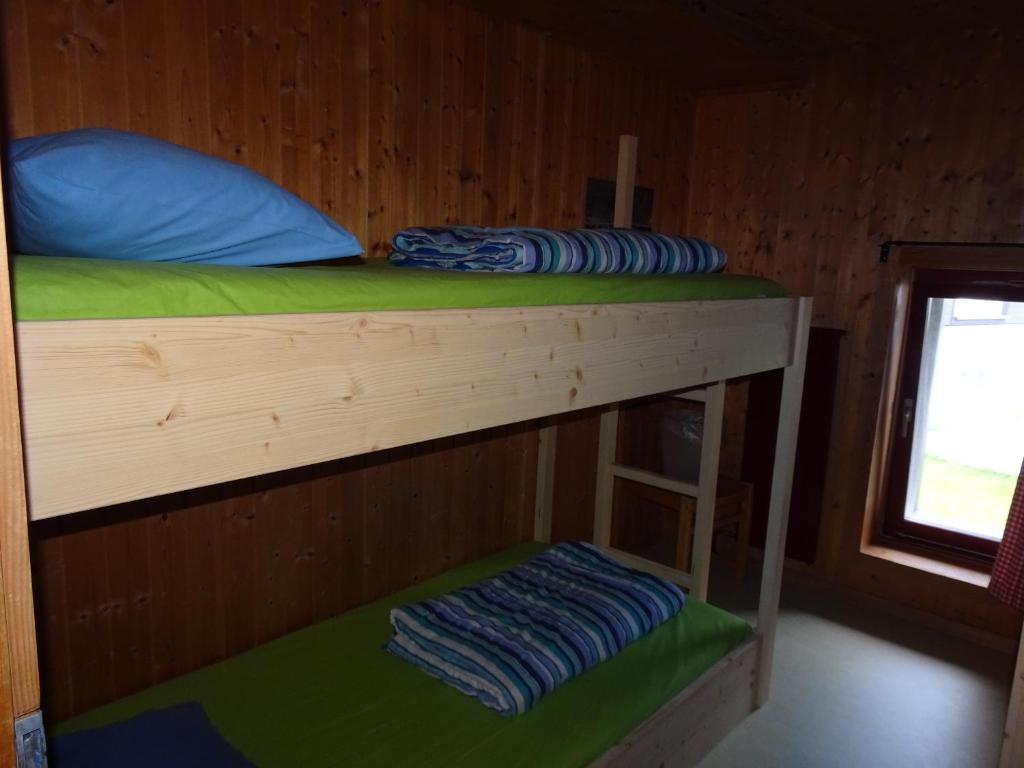 Palanda nebo palandy na pokoji v ubytování Hostel im Oltä Stall