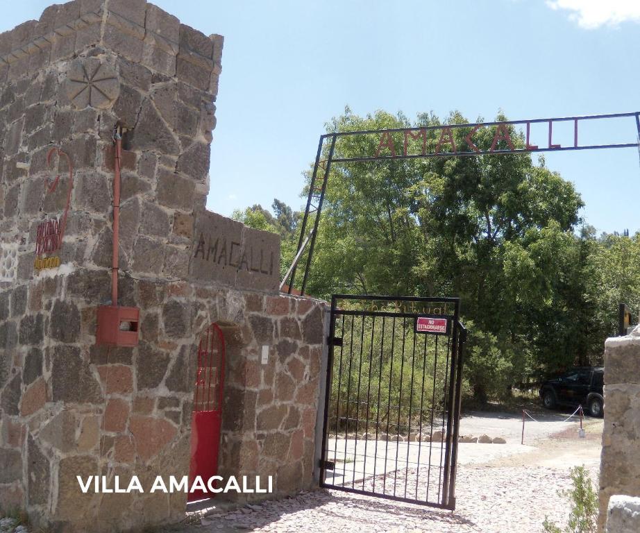 una puerta en la entrada de un parque en Villa Amacalli, en Tlalpujahua de Rayón