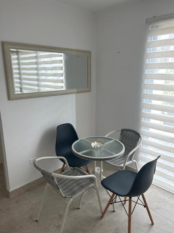 Zimmer mit einem Tisch, Stühlen und einem Fenster in der Unterkunft Departamento de Estreno in Candelaria