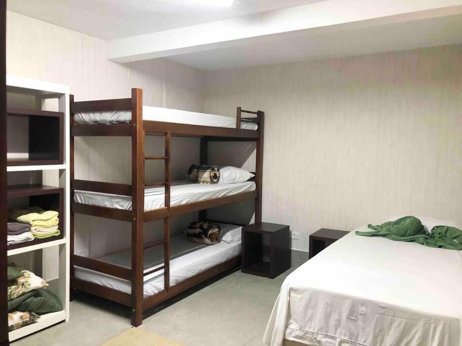 Zimmer mit 2 Etagenbetten und einem Bett in der Unterkunft Encontro Open House in São Paulo