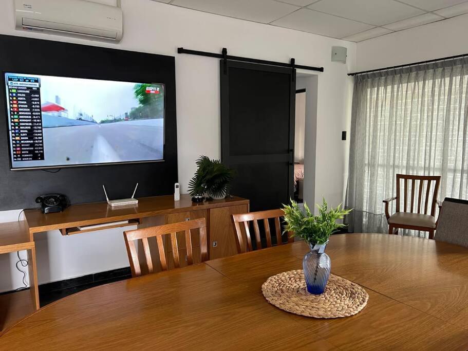 Una habitación con una mesa con un jarrón encima. en Cambacuá Santa Ana!, en Villa María