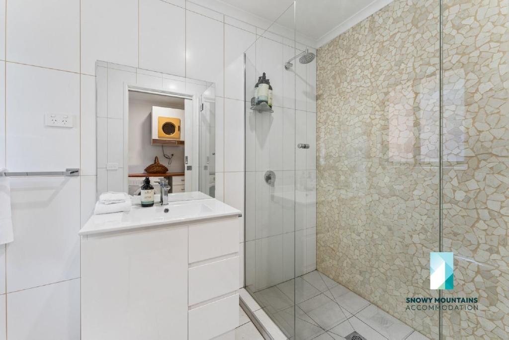 Koupelna v ubytování Cobbon Retreat - 5BR House l Pet Friendly l Large Fenced Backyard l WiFi l Great Location