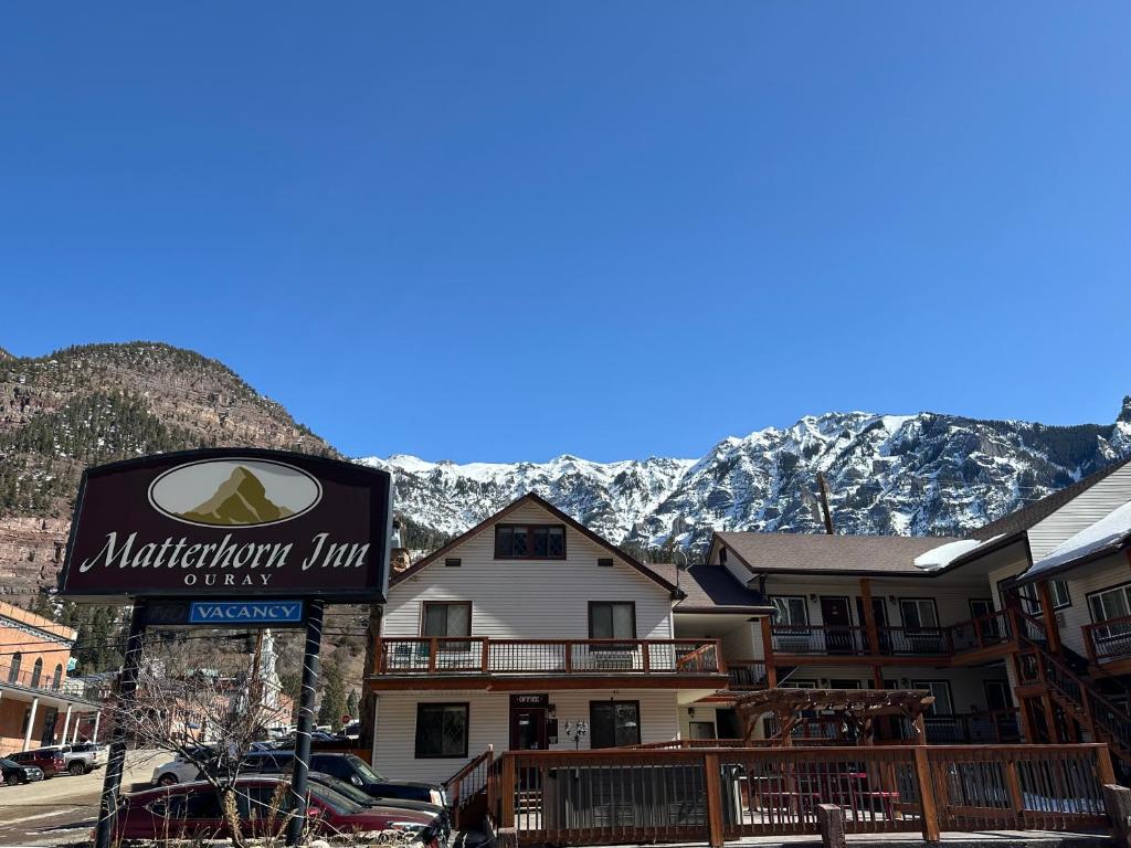 een bord voor een Marriott herberg met bergen op de achtergrond bij Matterhorn Inn Ouray in Ouray