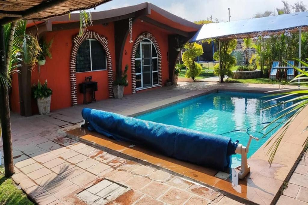una piscina con un gran inflable azul en Casa campestre familiar con alberca y areas recreativas, en Totolapan