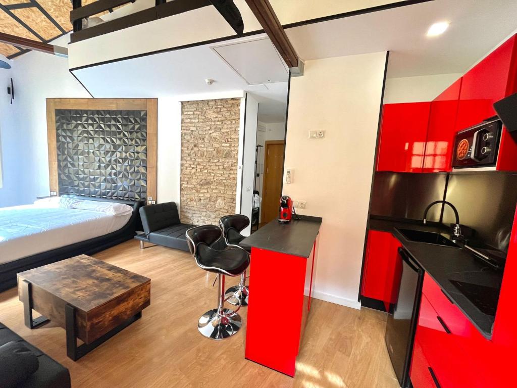 sala de estar con cama y habitación con escritorio en LUXURY APARTMENTS CHINITAS 11, en Málaga