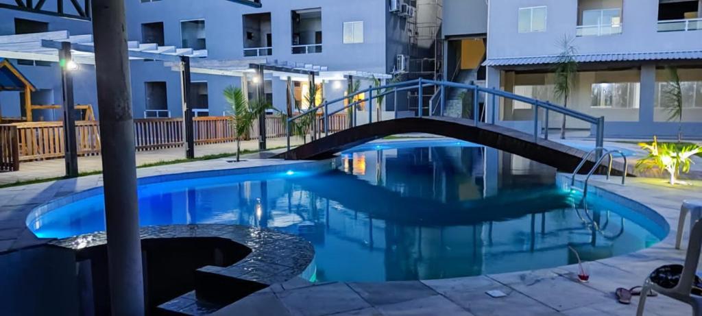una piscina con un puente en un edificio en Flat Moderno Ilha Bela en Alter do Chao
