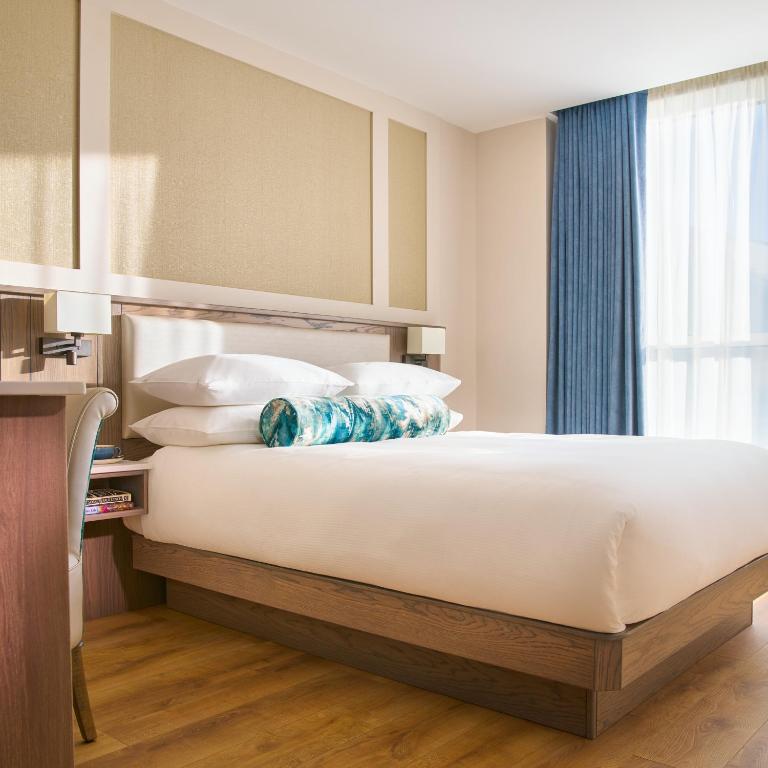 Postel nebo postele na pokoji v ubytování The James Hotel
