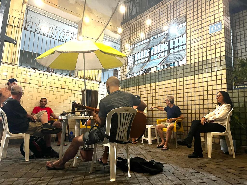 een groep mensen die in stoelen in een kamer zitten bij Center Hostel Sp in Sao Paulo