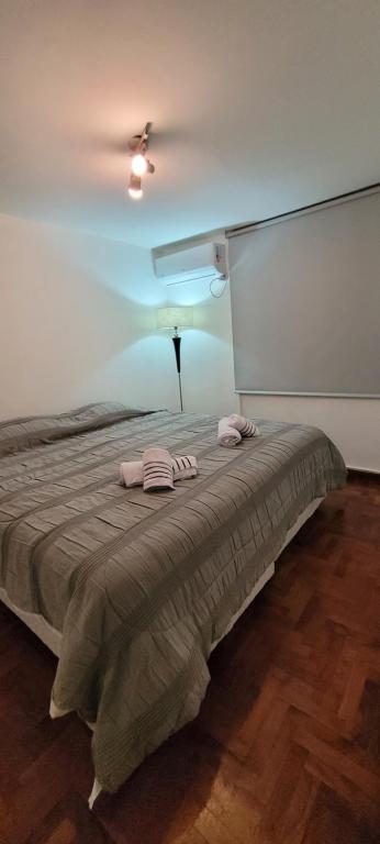 um quarto com uma cama com duas toalhas em Departamento en el centro de Mendoza em Mendoza
