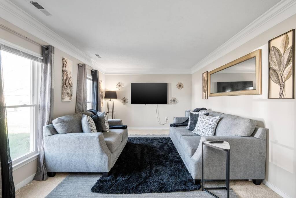 sala de estar con 2 sofás y TV de pantalla plana en Charming & Cozy Retreat: Your Perfect RVA Getaway en Richmond