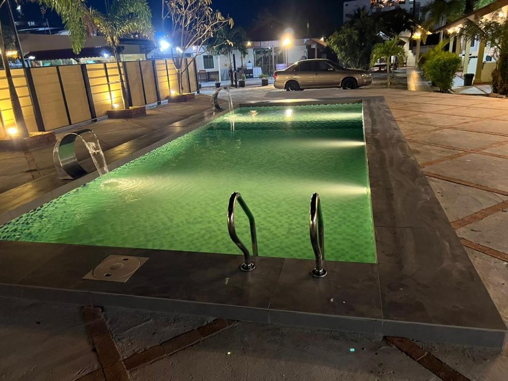 Bazén v ubytování Dhania Cenang Beach Motel nebo v jeho okolí