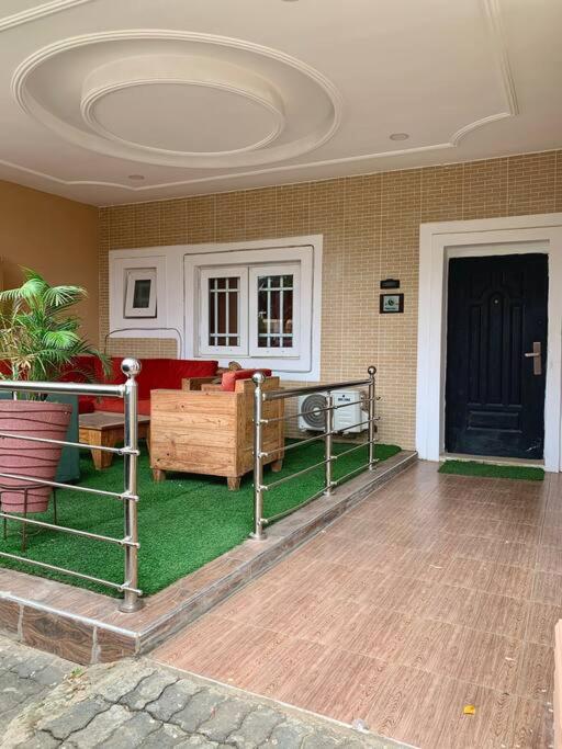 Modern 2BDR Apt 247 power supply, Porch, WiFi, Swimming Pool, & 5 mins DRV to