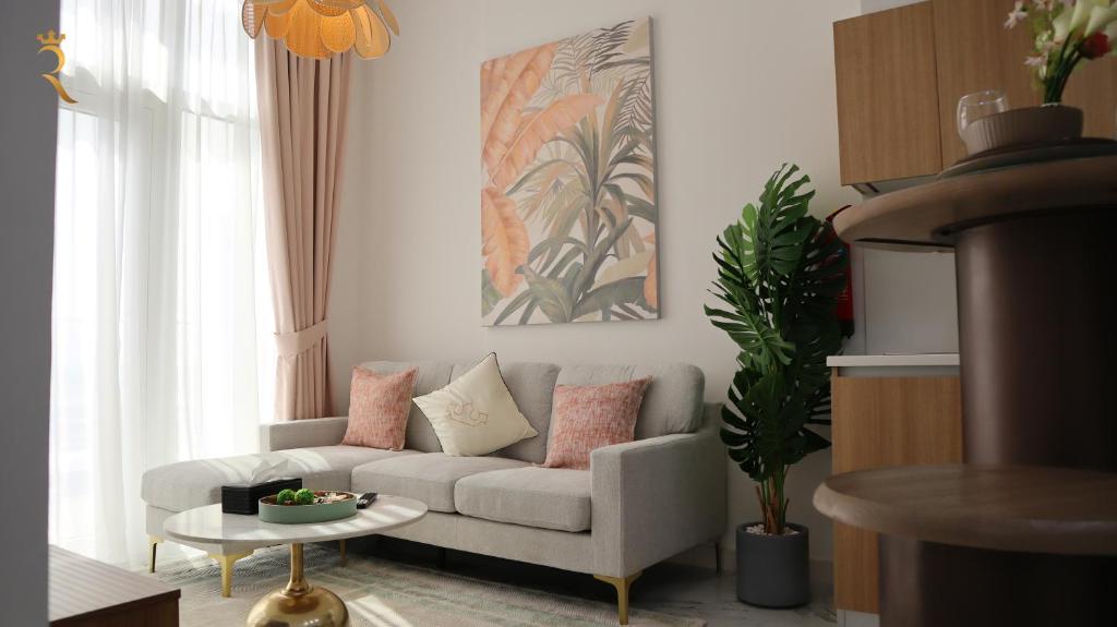 uma sala de estar com um sofá e uma mesa em Executive 1BR apartment em Abu Dhabi