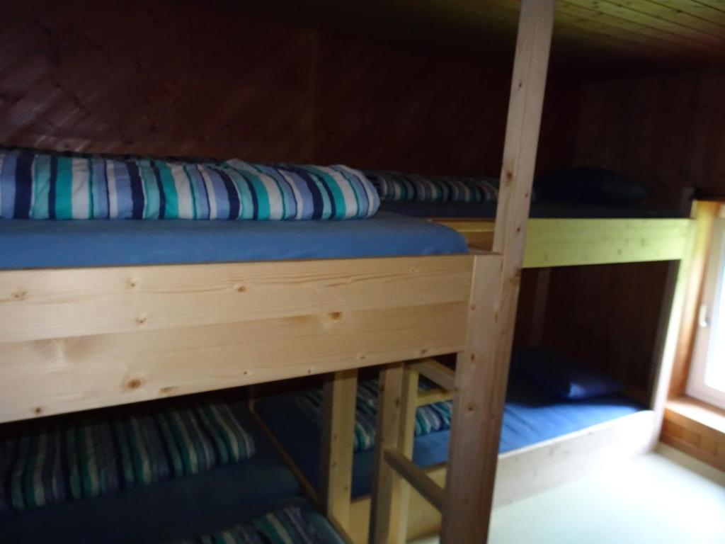 Palanda nebo palandy na pokoji v ubytování Hostel im Oltä Stall