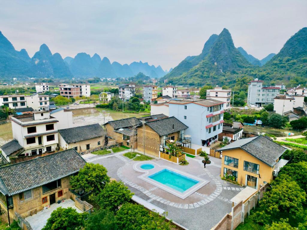 陽朔にあるYangshuo Vivian Villaの山を背景にした村の空中風景