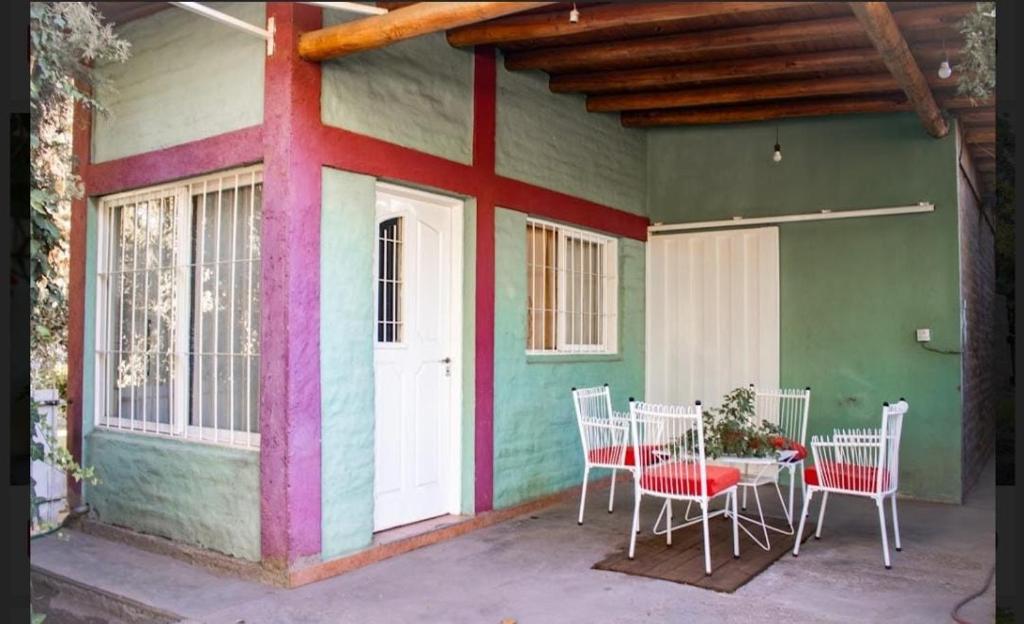 Un patio con una mesa y sillas en una casa. en Melen, en Maipú
