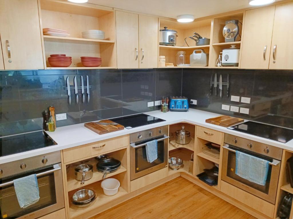 Kuchyň nebo kuchyňský kout v ubytování Adventure Q2 Hostel