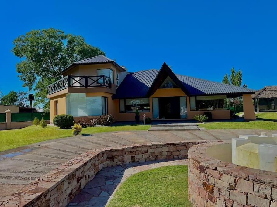 una casa con una pared de piedra delante de ella en Casona Valdivia en San Rafael en San Rafael