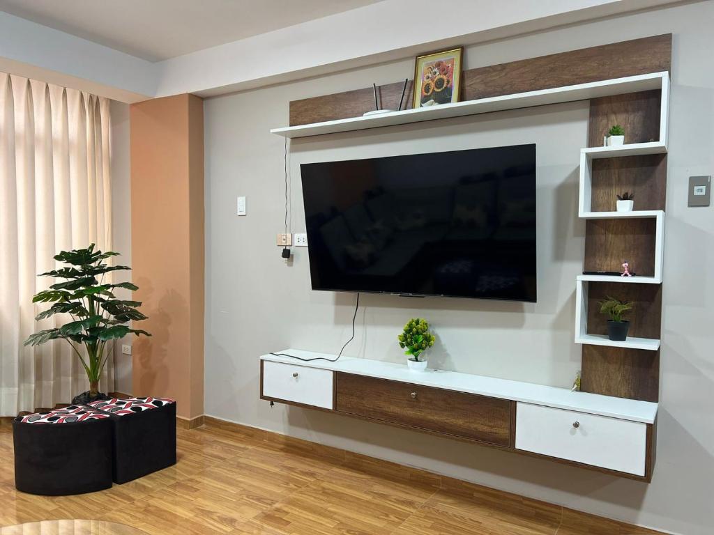 uma sala de estar com uma televisão de ecrã plano na parede em Departamento para 2 en Wanchaq - Cusco em Cusco