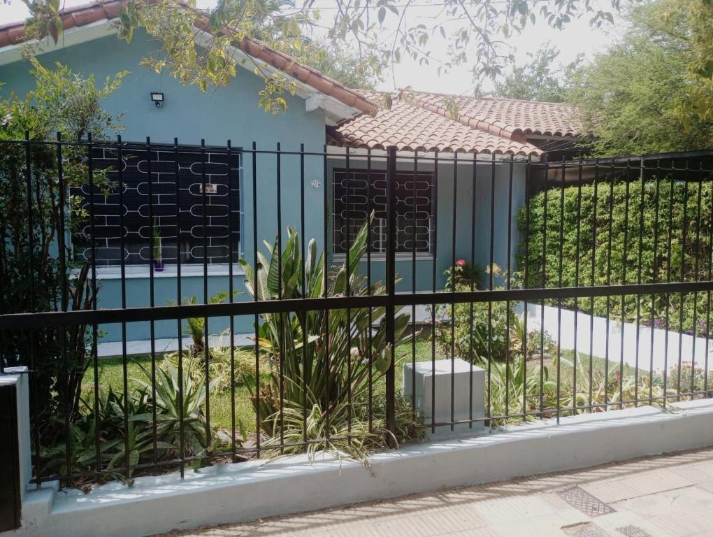 una valla frente a una casa con piscina en Morena´Home en Don Torcuato
