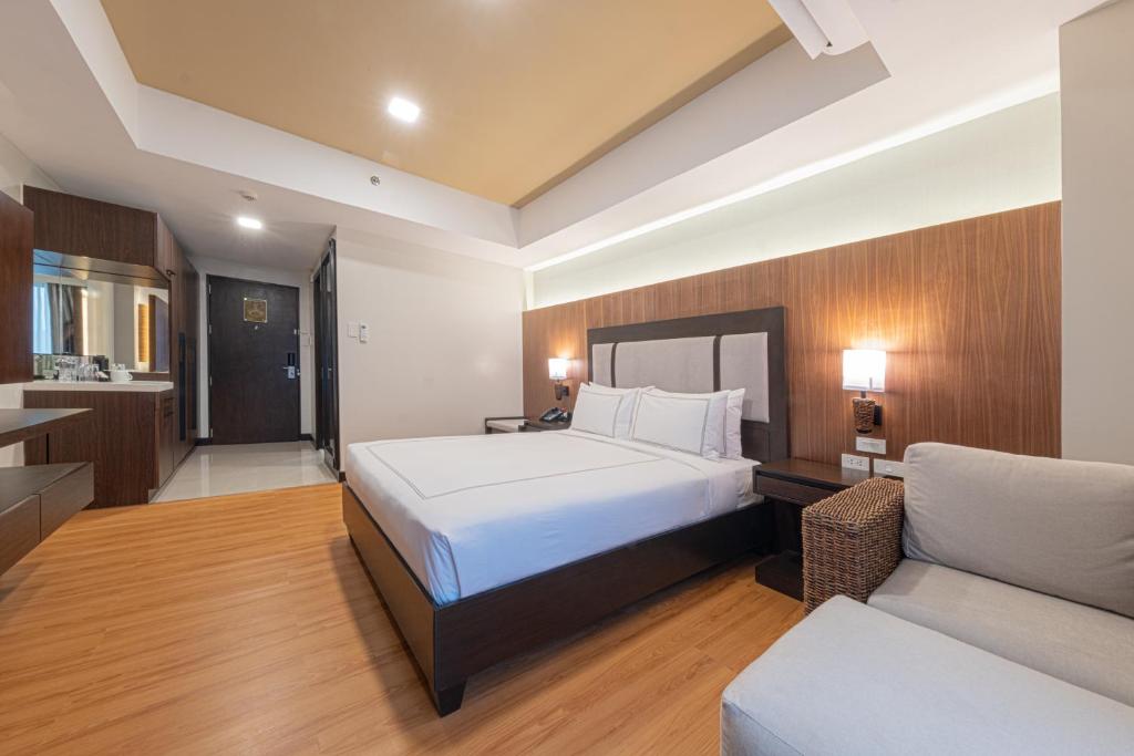 Postel nebo postele na pokoji v ubytování Widus Hotel Clark