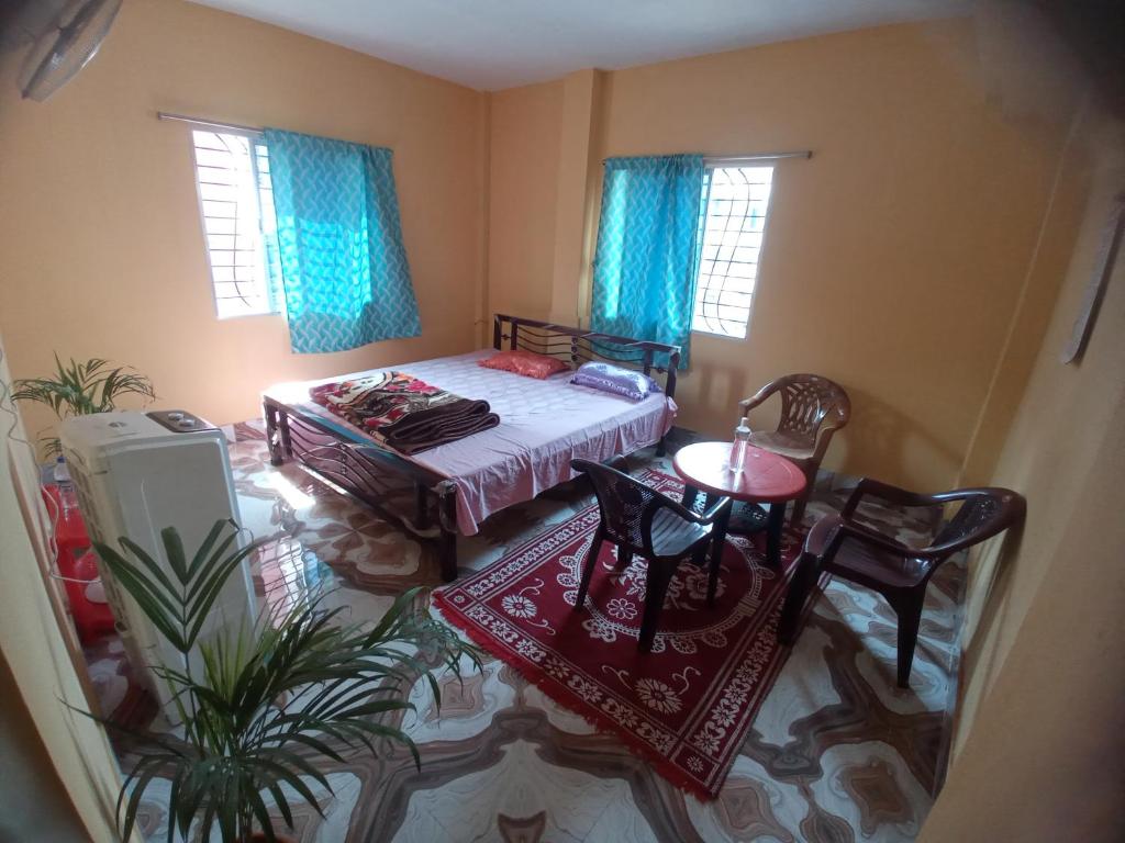 una vista aérea de una habitación con mesa y sillas en Ghosh homestay, en Calcuta