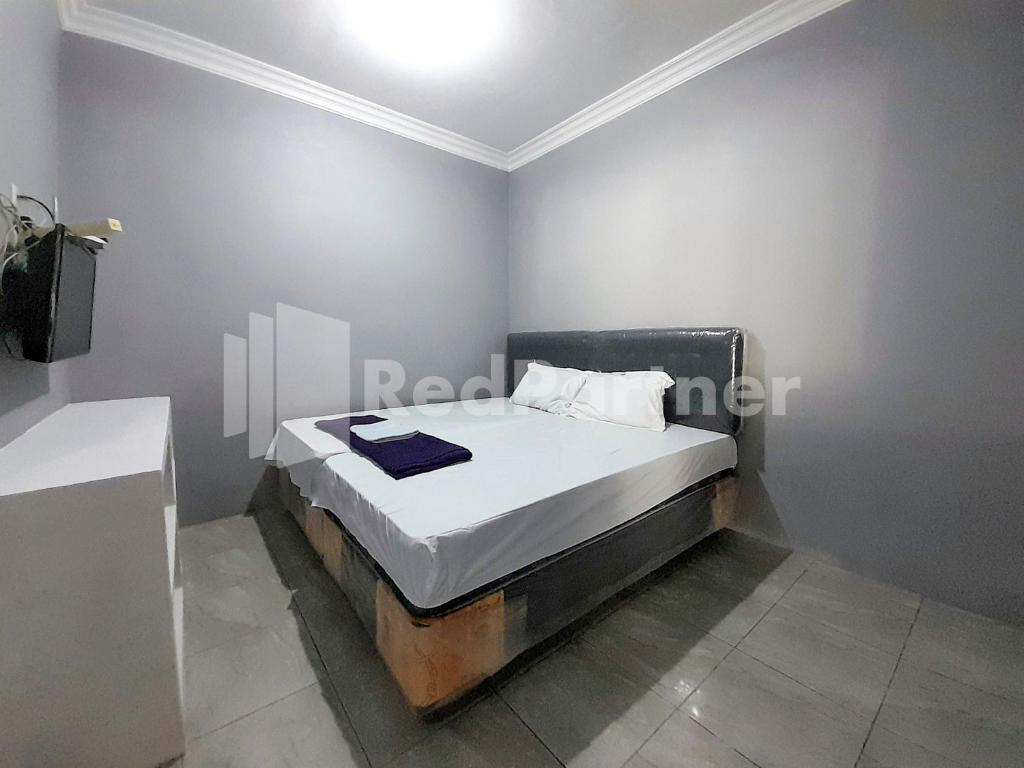 Postel nebo postele na pokoji v ubytování LH101 Guest House Syariah near Makam Sunan Bonang RedPartner