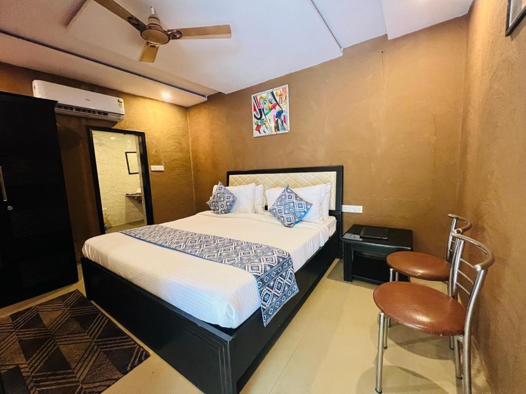 ein Schlafzimmer mit einem Bett und einem Stuhl darin in der Unterkunft Namanbagh in Alwar