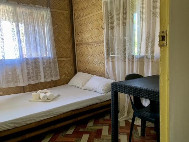 Postel nebo postele na pokoji v ubytování Old Parola Seaside Inn