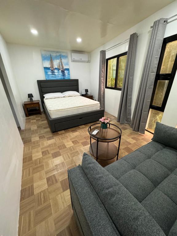 ein Wohnzimmer mit einem Bett und einem Sofa in der Unterkunft PerBelle Guest House in Consolation