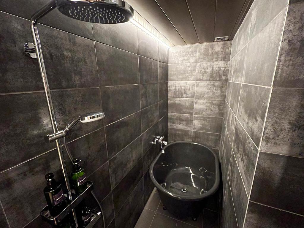 Koupelna v ubytování FUMAI sauna &INN-遠赤外線サウナ-松江の歴史と文化と共に過ごすsmart hotel