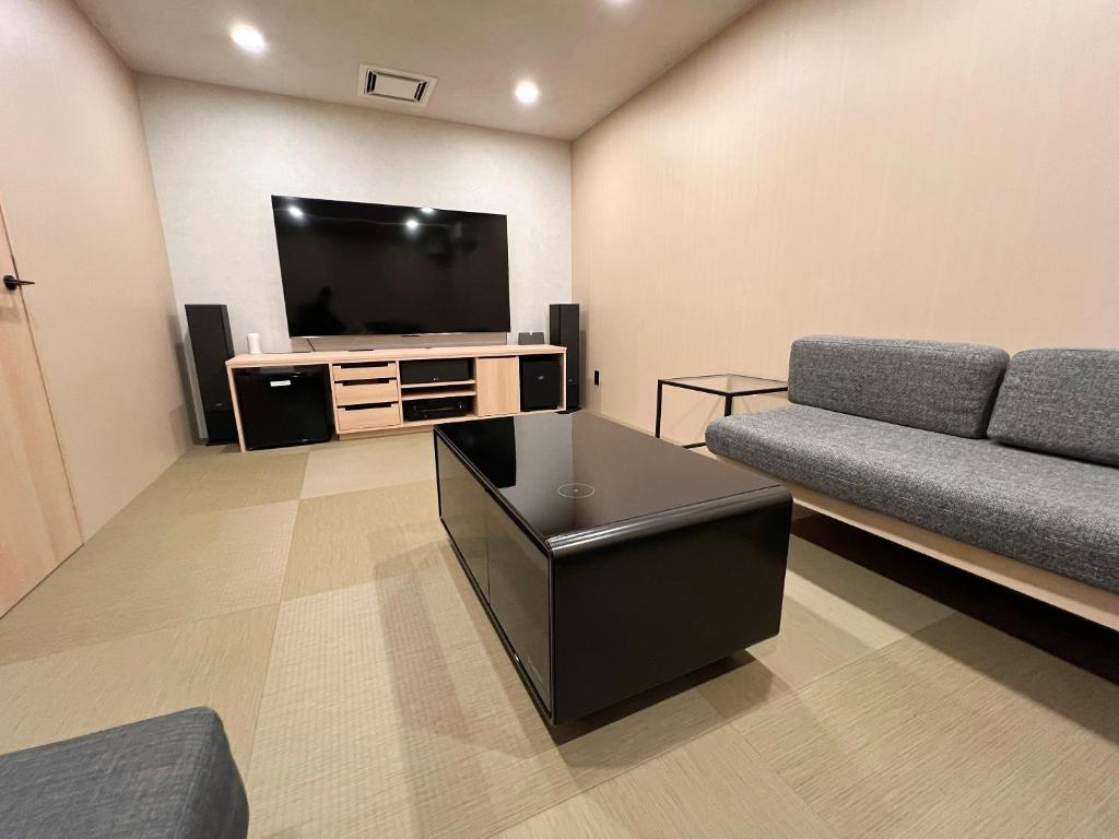 TV a/nebo společenská místnost v ubytování FUMAI sauna &INN-遠赤外線サウナ-松江の歴史と文化と共に過ごすsmart hotel