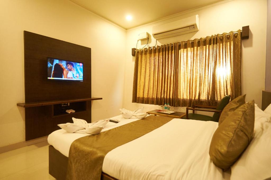 TV a/nebo společenská místnost v ubytování Hotel Pride Inn Shirdi