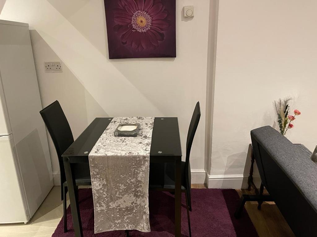 mesa de comedor con mantel en Holloway one bedroom apartment en Londres