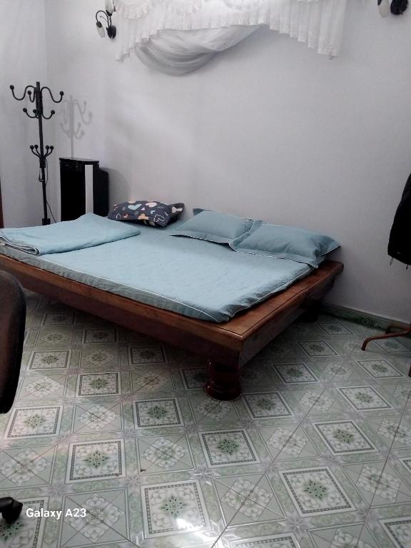 Een bed of bedden in een kamer bij Nhà Anh - Sửu