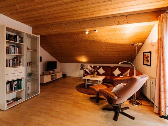 ein Wohnzimmer mit einem Sofa und einem Tisch in der Unterkunft Chic holiday apartment in Oy-Mittelberg