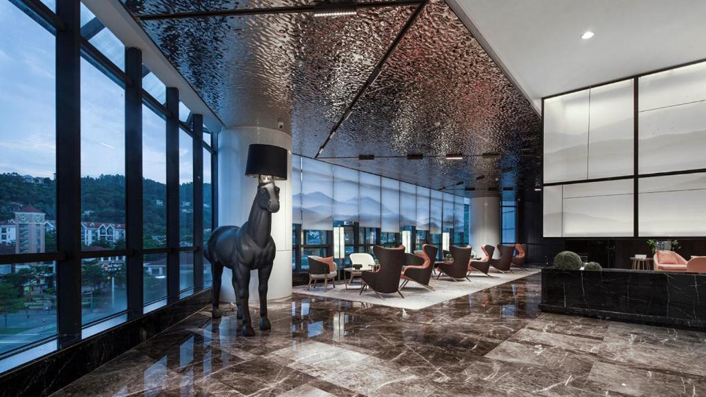 廣州的住宿－柏高酒店（廣州蘿崗科學城金峯地鐵站店），大厅,在大楼里设有马雕像