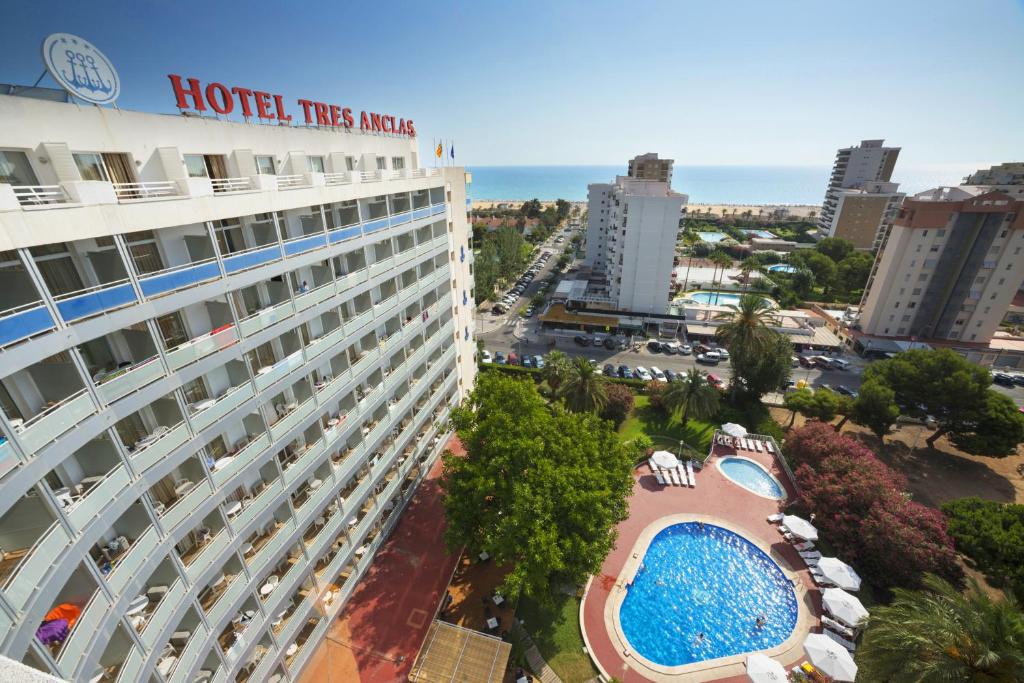widok z powietrza na hotel z basenem w obiekcie Hotel Tres Anclas w mieście Gandía