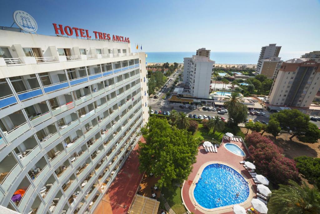 an aerial view of a hotel with a swimming pool at Hotel Tres Anclas in Gandía