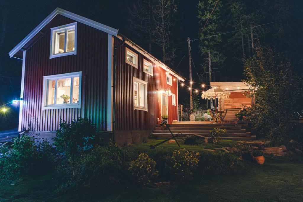ein Haus mit Lichtern an der Vorderseite in der Nacht in der Unterkunft Lilla Dalbo "Adults only", Ulvön Höga Kusten in Ulvöhamn