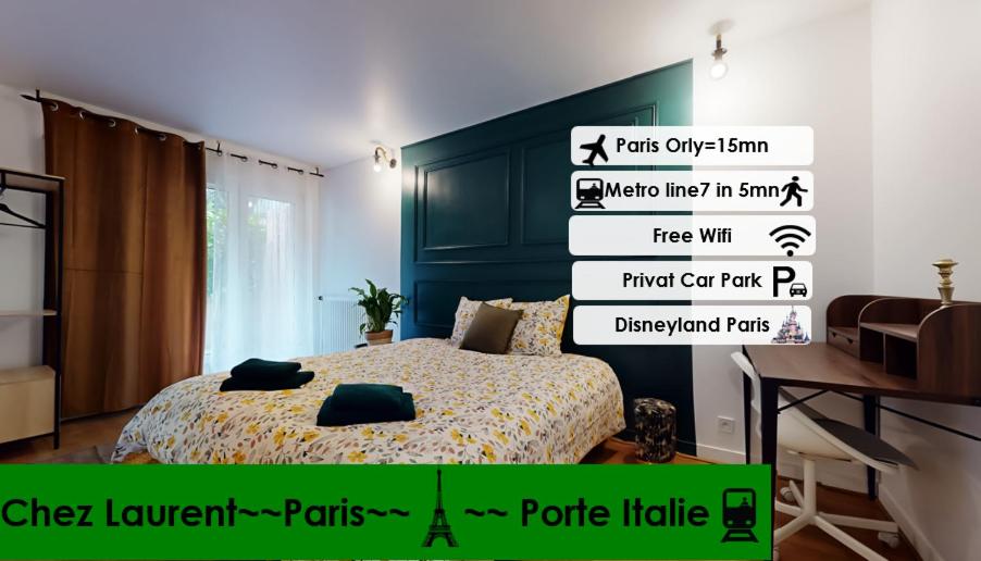 um quarto com uma cama e um monte de placas de rua em JO2024-8Personne-Paris porte Italie-Center and Quiet Car Park and Wifi em Le Kremlin-Bicêtre