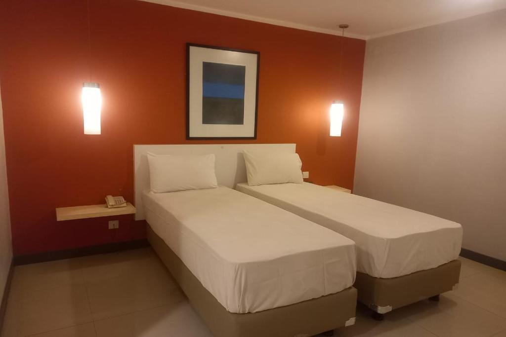 Postel nebo postele na pokoji v ubytování Hotel Glodok Plaza