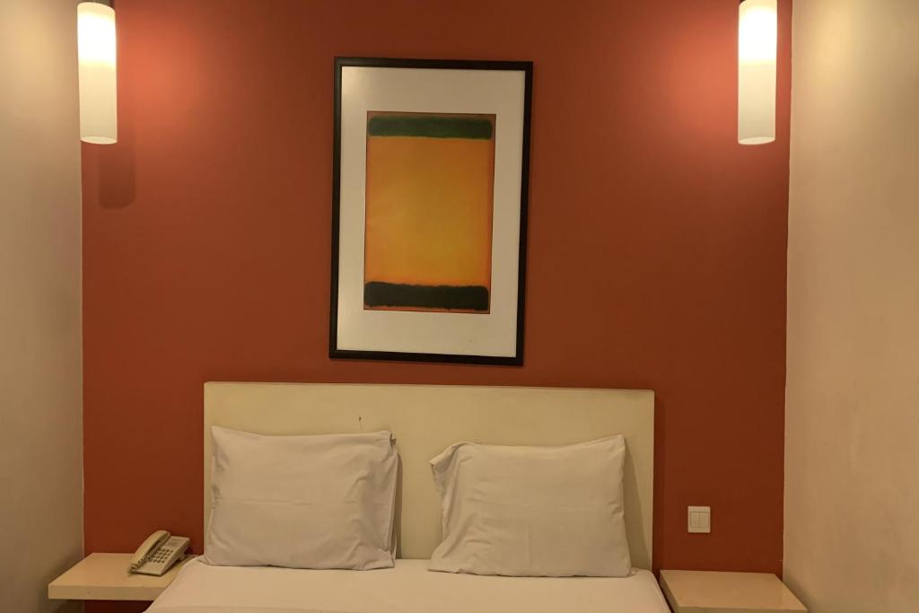 Postel nebo postele na pokoji v ubytování Hotel Glodok Plaza