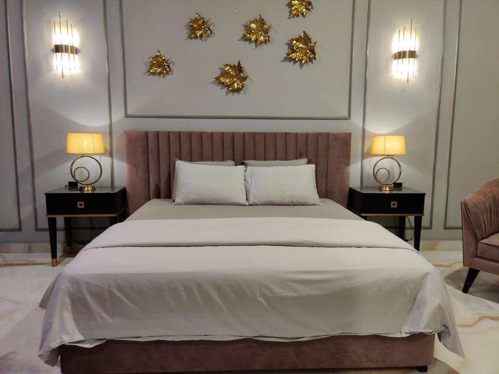 Katil atau katil-katil dalam bilik di Elite,16 Bedrooms 16 bath Block 6 Gulshan-e-iqbal